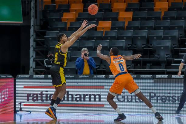 穿过对手防 穿过对手防